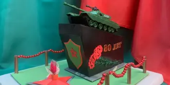 Памятник в честь героического экипажа на бетонном пьедестале возвышается над рекой Березиной в Борисове