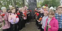 ВОСПИТАННИКИ ГРУПП ПРОДЛЕННОГО ДНЯ ВОЗЛОЖИЛИ ЦВЕТЫ К БРАТСКОЙ МОГИЛЕ