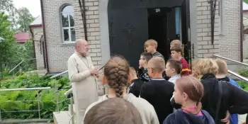 Настоятель храма святого Архангела Михаила иерей Александр распахнул двери церкви для воспитанников лагеря "ЭКО"