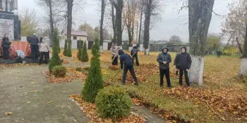 Активисты пионерского отряда им. А.Гайдара на субботнике