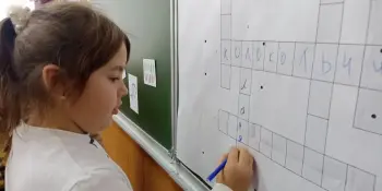 Девчонки 2 "А" класса стали участницами яркого и весёлого конкурса "А ну-ка, девочки!" и показали себя умными, творческими и настоящими леди!