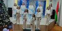 Завершением встречи стал мини-концерт новогоднего настроения, который подарил родителям тёплые эмоции и ощущение праздника.