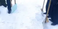 Волонтёры у памятника: чистим, дружим, помогаем