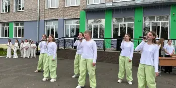 Лето начинается с диалога: open-air вечеринка образцового вокального ансамбля "Капель".